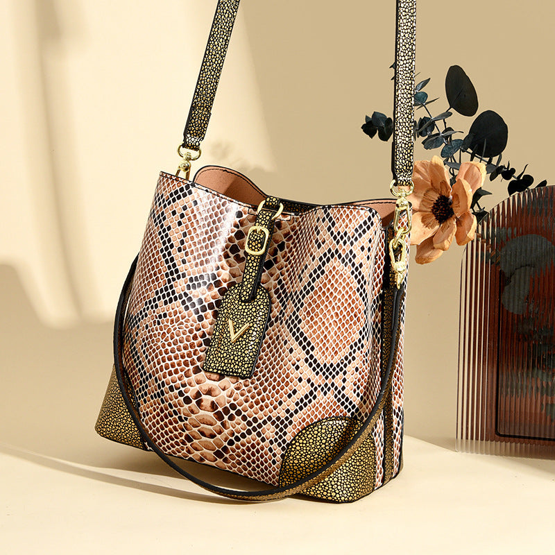 A trendy and retro snake-patterned et bag for women, a niche single-shoulder crossbody bag - Grace Beauty H&C