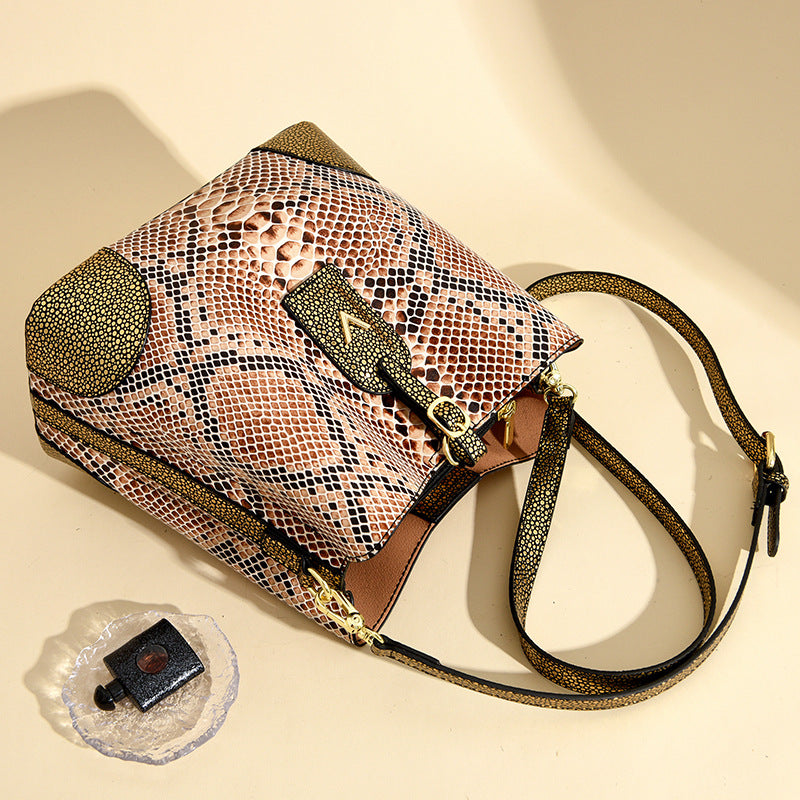 A trendy and retro snake-patterned et bag for women, a niche single-shoulder crossbody bag - Grace Beauty H&C 