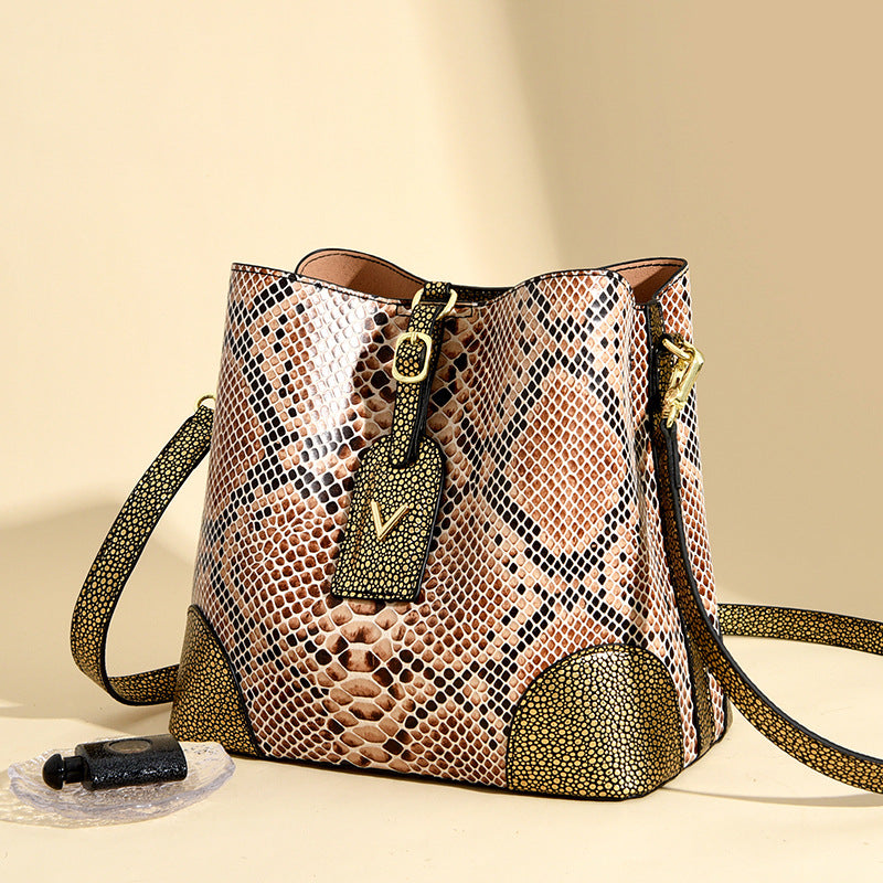 A trendy and retro snake-patterned et bag for women, a niche single-shoulder crossbody bag - Grace Beauty H&C 