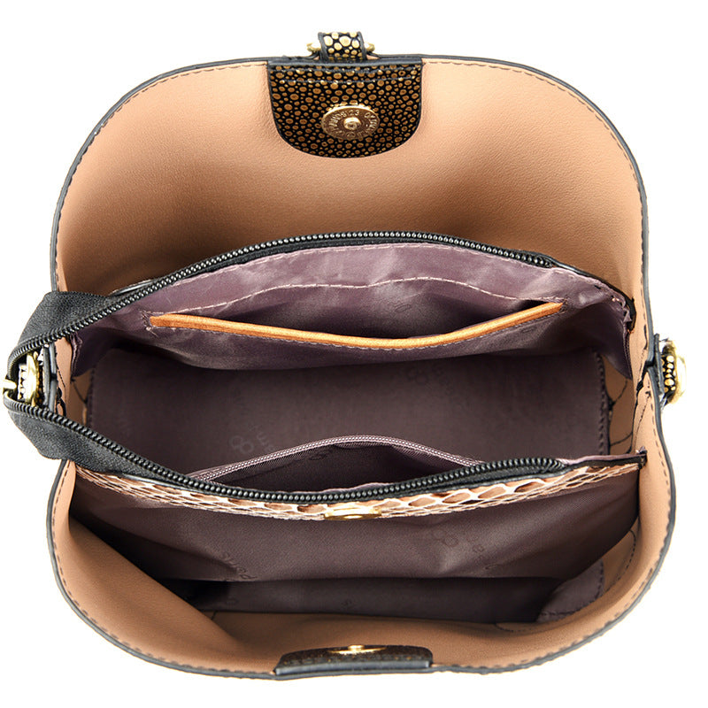 A trendy and retro snake-patterned et bag for women, a niche single-shoulder crossbody bag - Grace Beauty H&C 